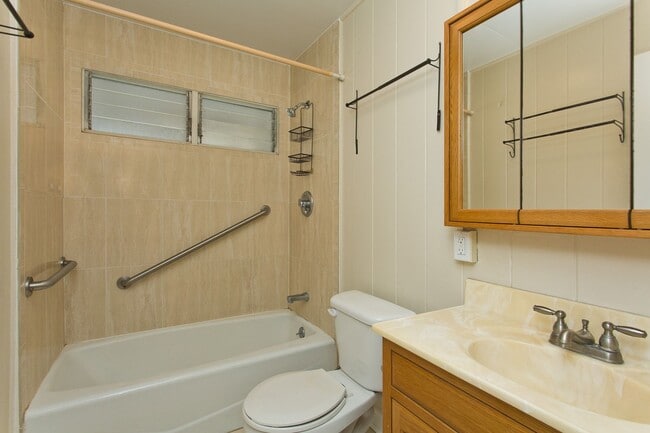 Building Photo - 4 BD 2.5 BA w/ Large Driveway & Yard