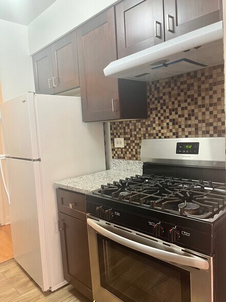 Primary Photo - 3732 N Pine Grove Ave