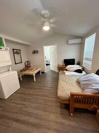 Building Photo - Peaceful 1br/1bath with small yard!