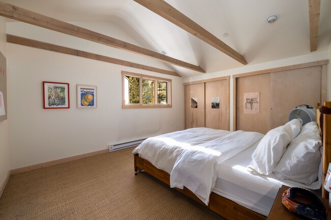 Building Photo - 2915 Hidden Valley Ln