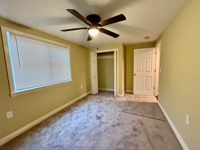 Building Photo - Town house