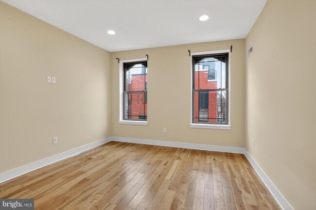 Building Photo - 1237 N Hollywood St