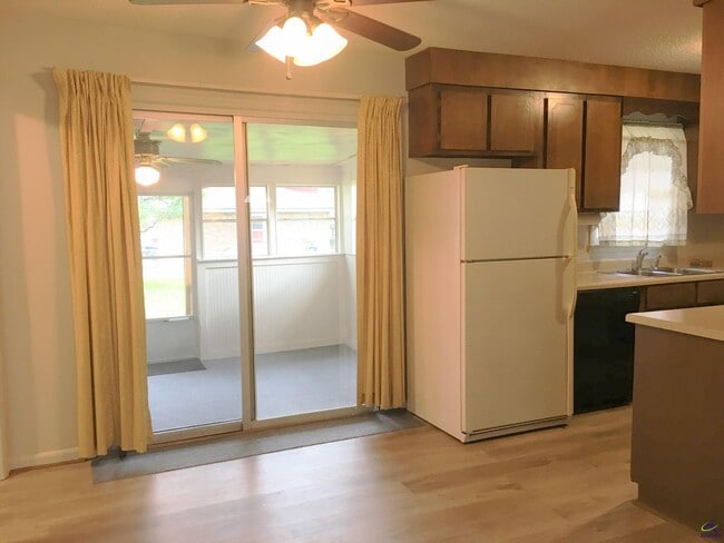 Building Photo - 208 Ivelyn Dr