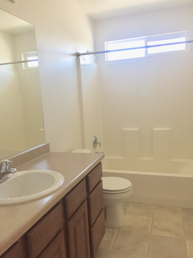 Upstairs Bath - 11541 Oakmond Rd