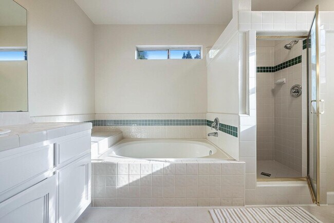 Building Photo - Stunning 4 Bedroom 2.5 bath in Woodward Park area!