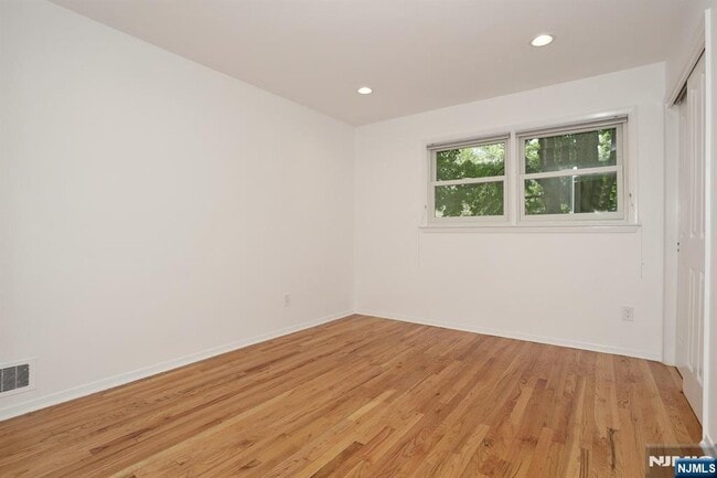Building Photo - 253 Jeffer St