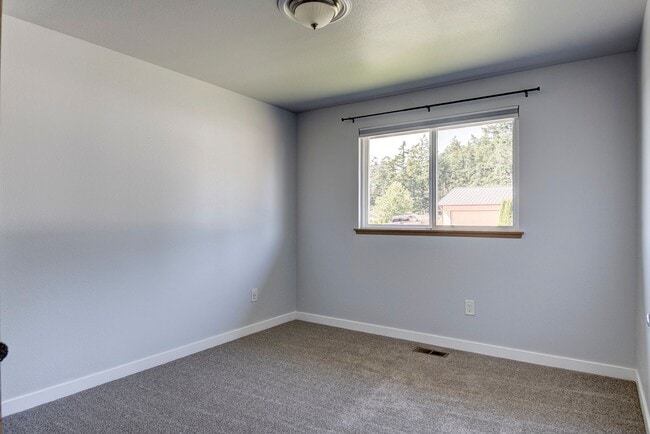 Building Photo - 3 Bed 2 Bath Home near Town