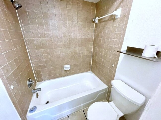 Building Photo - 752 Memorial Mews St