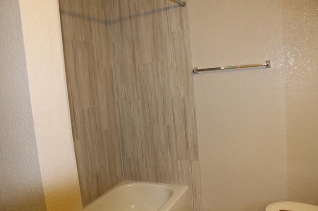 full bathroom 3 - 216 Whitehaven Cir