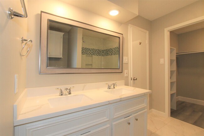 Building Photo - 4611 Silver Fox Dr