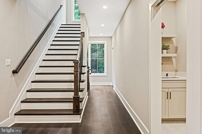 Building Photo - 9615 Locust Hill Dr