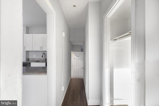 Building Photo - 1735 W Oxford St