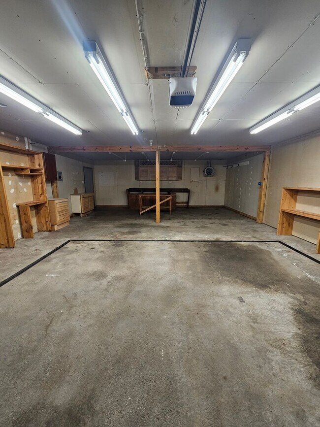 Building Photo - 4 BED | 2 BATH | DOUBLE GARAGE | PET NEGOT...