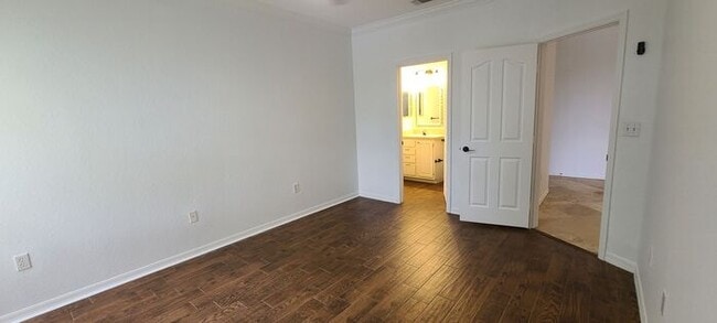 Building Photo - Spacious 2-Bed, 2-Bath Condo with Water Vi...
