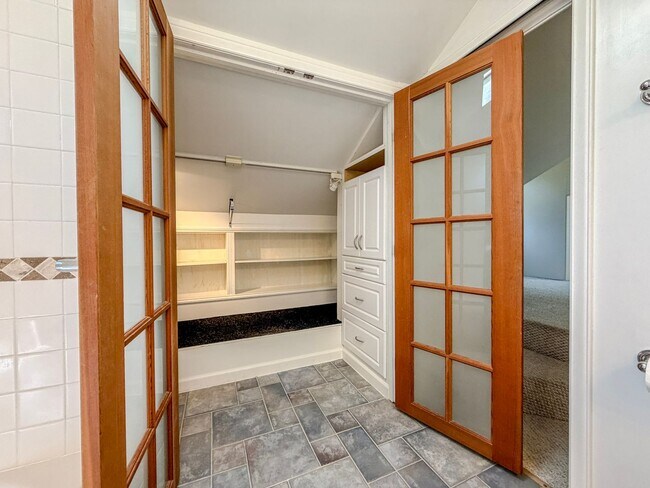 Building Photo - Lovely 4bd/2bth Haller Lake Home in North Seattle, $3,995/mo.