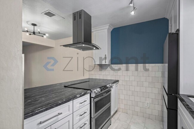 Building Photo - Unit