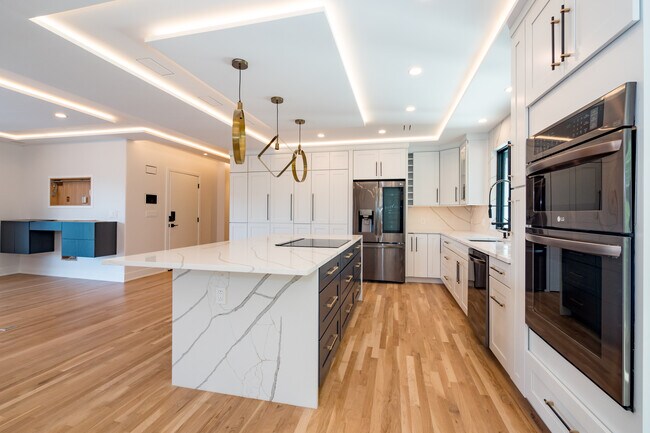 Building Photo - 611 W 49th St