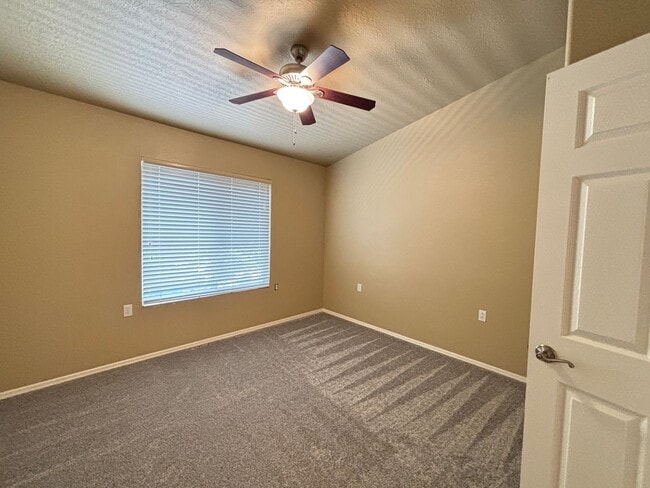 Building Photo - HOME FOR RENT IN SUN RIVER