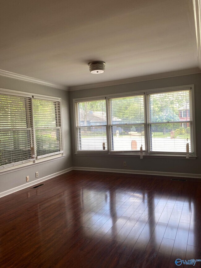 Building Photo - 203 Glenridge Ct SW