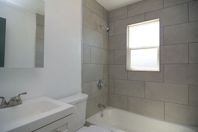 Building Photo - Remodeled 2 Bedroom 1 Bath Duplex! Great Central Tucson Location!