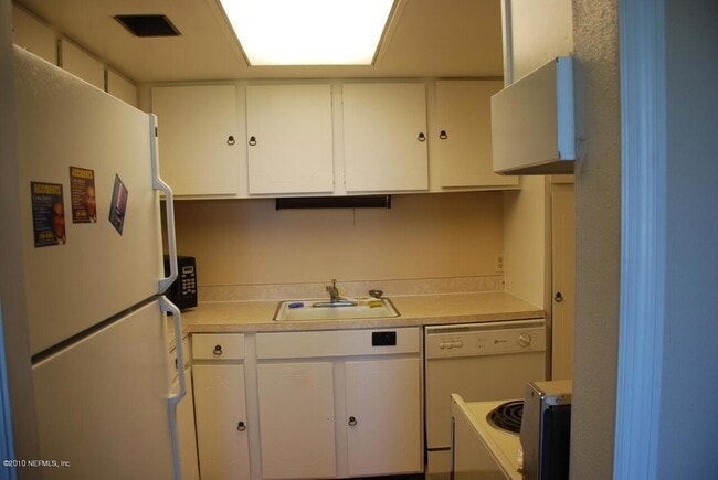 Building Photo - 2325 Costa Verde Blvd