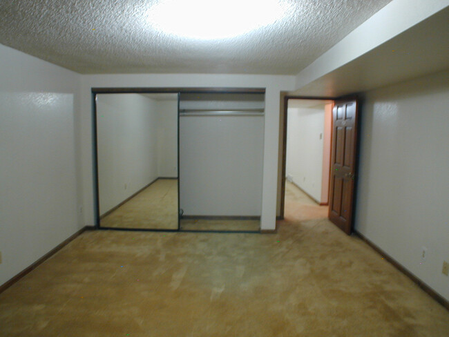 Building Photo - House For Lease