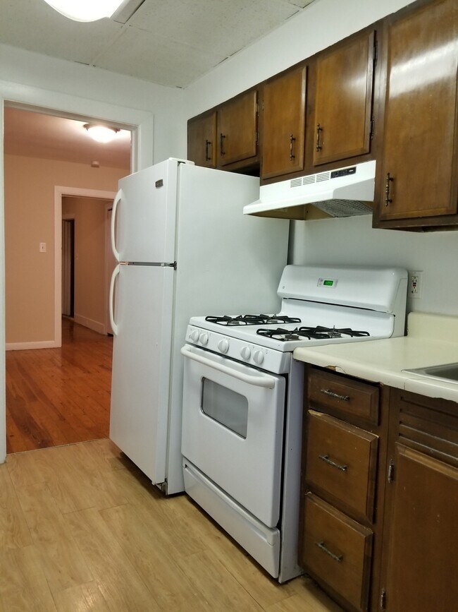 Building Photo - Wood floors, fresh paint, coin laundry, shared yard