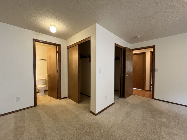 Building Photo - 4825 SW Marigold St
