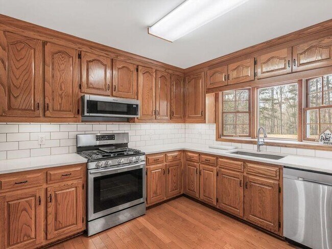 Building Photo - 305 Riverbend Dr