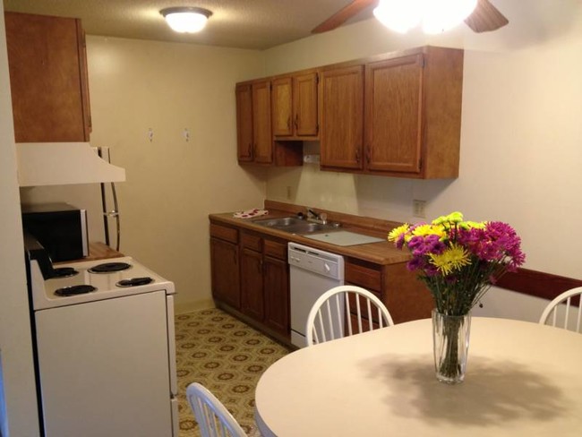 Kitchen - Lincoln Place Apartments