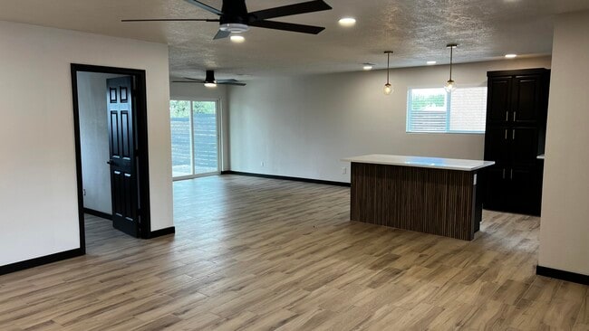 Building Photo - 905 La Charles Dr NE