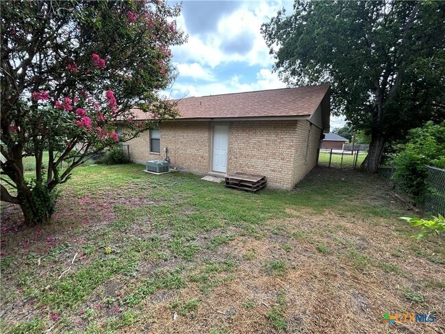 Building Photo - 1324 S Mesquite Ave