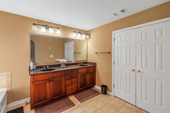 Building Photo - 3863 Pin Oak St