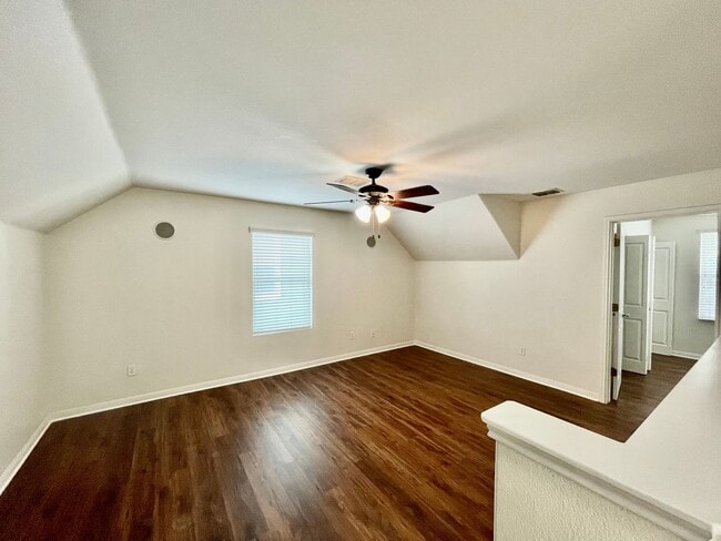 Building Photo - Superb Suburban Space! Multiple Living areas!