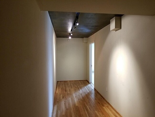 Building Photo - 1005 S Shepherd Dr