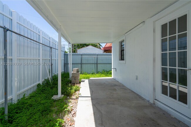 Building Photo - 27 SW 55th Ave