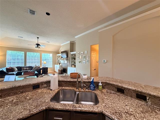 Building Photo - 8640 Woodcreek Dr