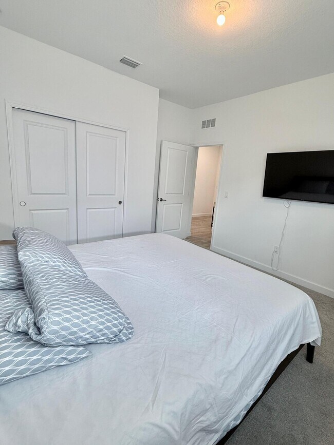 Building Photo - 10525 SW Orana Dr