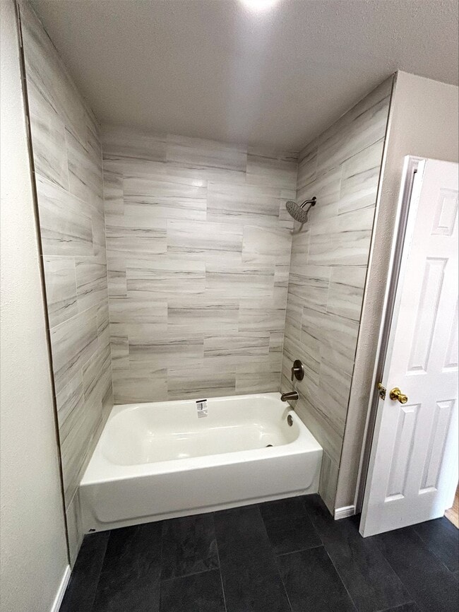 Building Photo - 10445 Wicklowe St