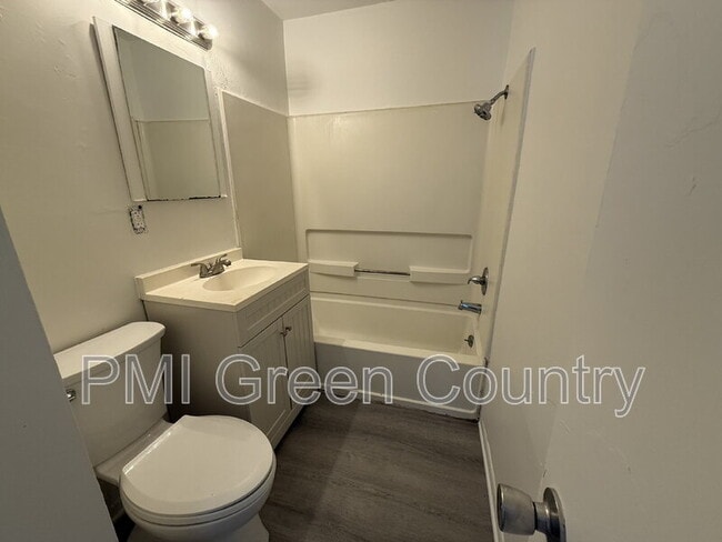 Building Photo - 337 W 47th St N