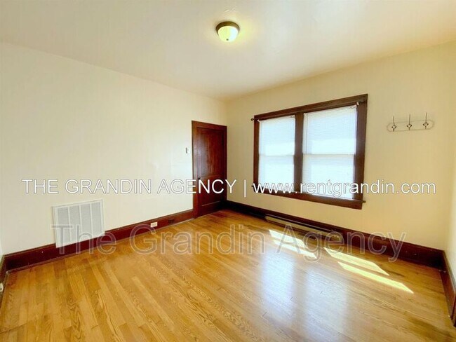 Building Photo - 1129 Stewart Ave SE