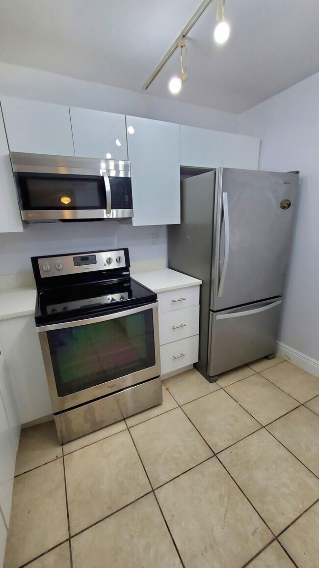 Building Photo - 721 N Pine Island Rd