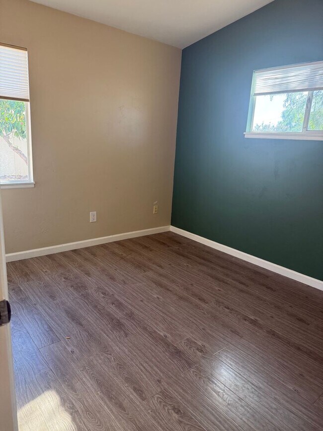 Building Photo - 565 Pepper Dr