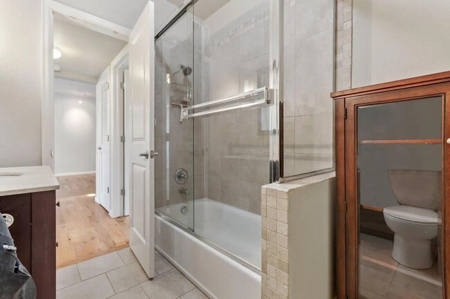 Building Photo - Lovely condo in the heart of Mayfair!
