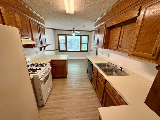 Building Photo - Charming Brick Home in Rembert!