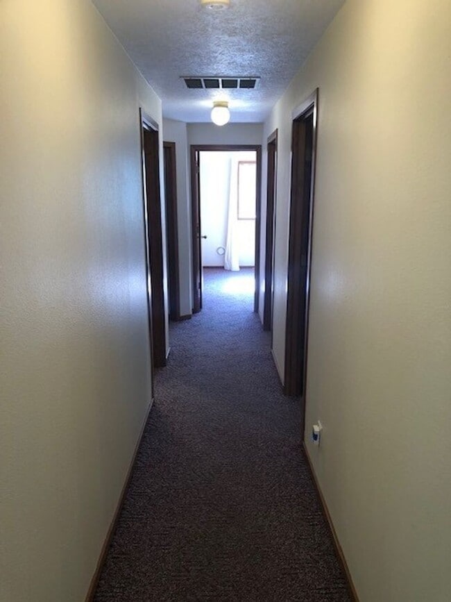 Building Photo - Well Maintained Three Bedroom Home in South Salem