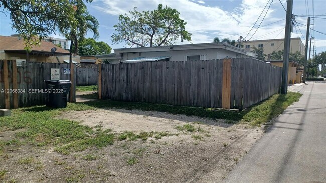 Building Photo - 1806 Funston St