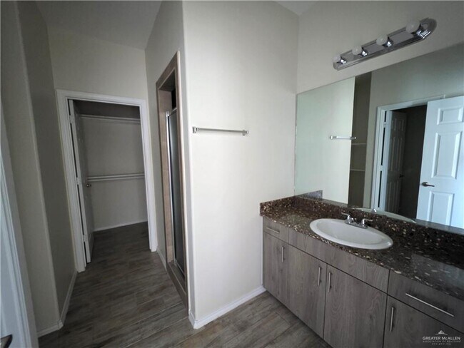 Building Photo - 5005 N Hiawatha Dr