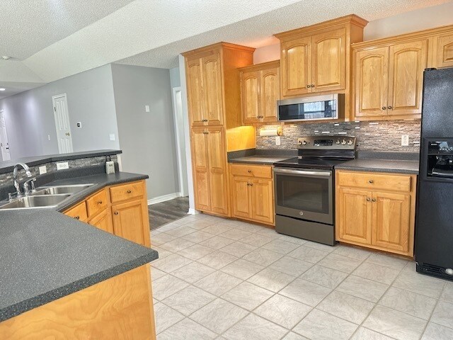 Building Photo - Welcome Home to this 3/2 beautifully Designed for both Relaxation & Entertaining