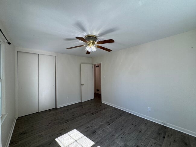 Building Photo - 20 Lenora Dr